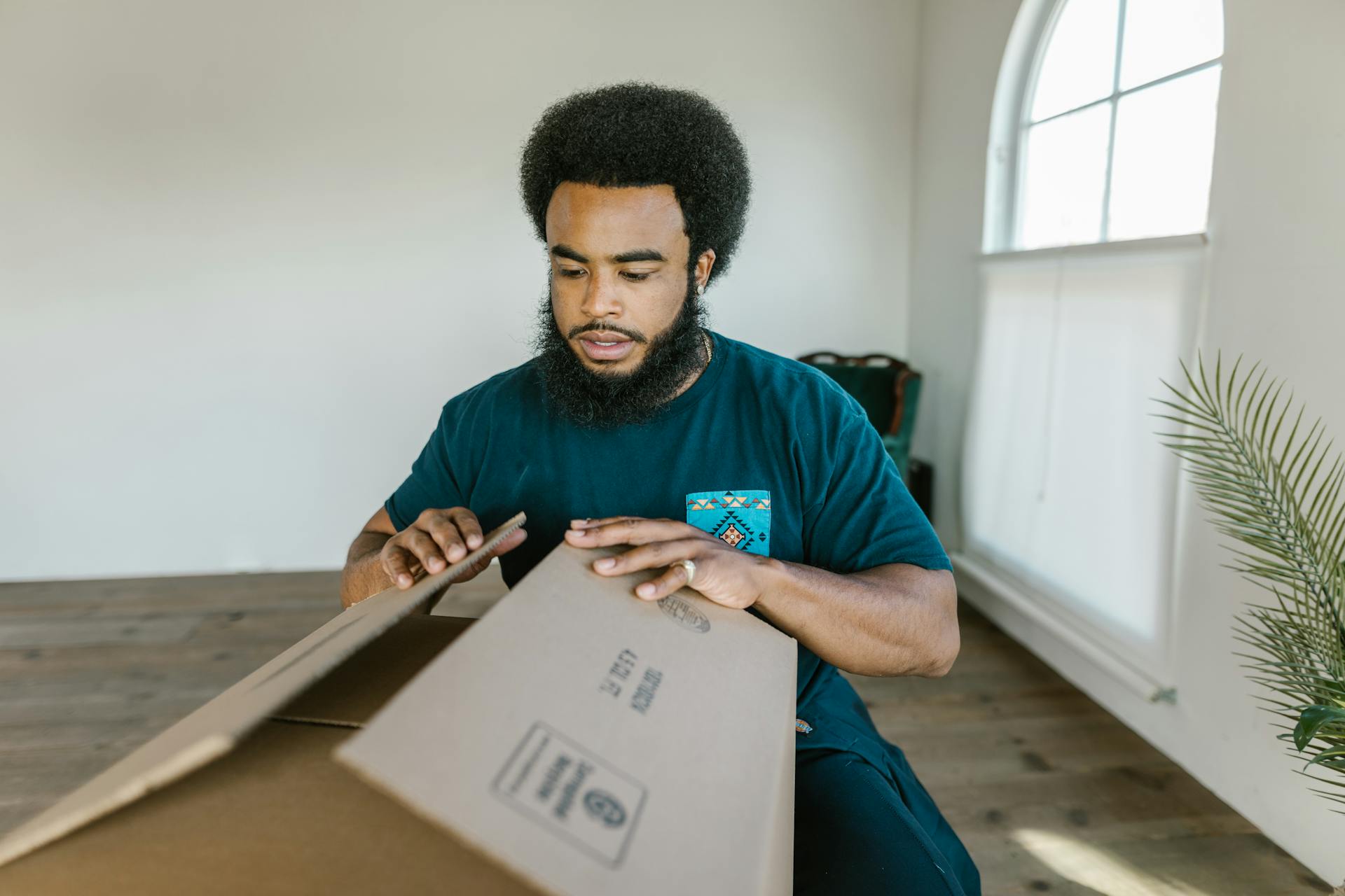 Man-closing-moving-box