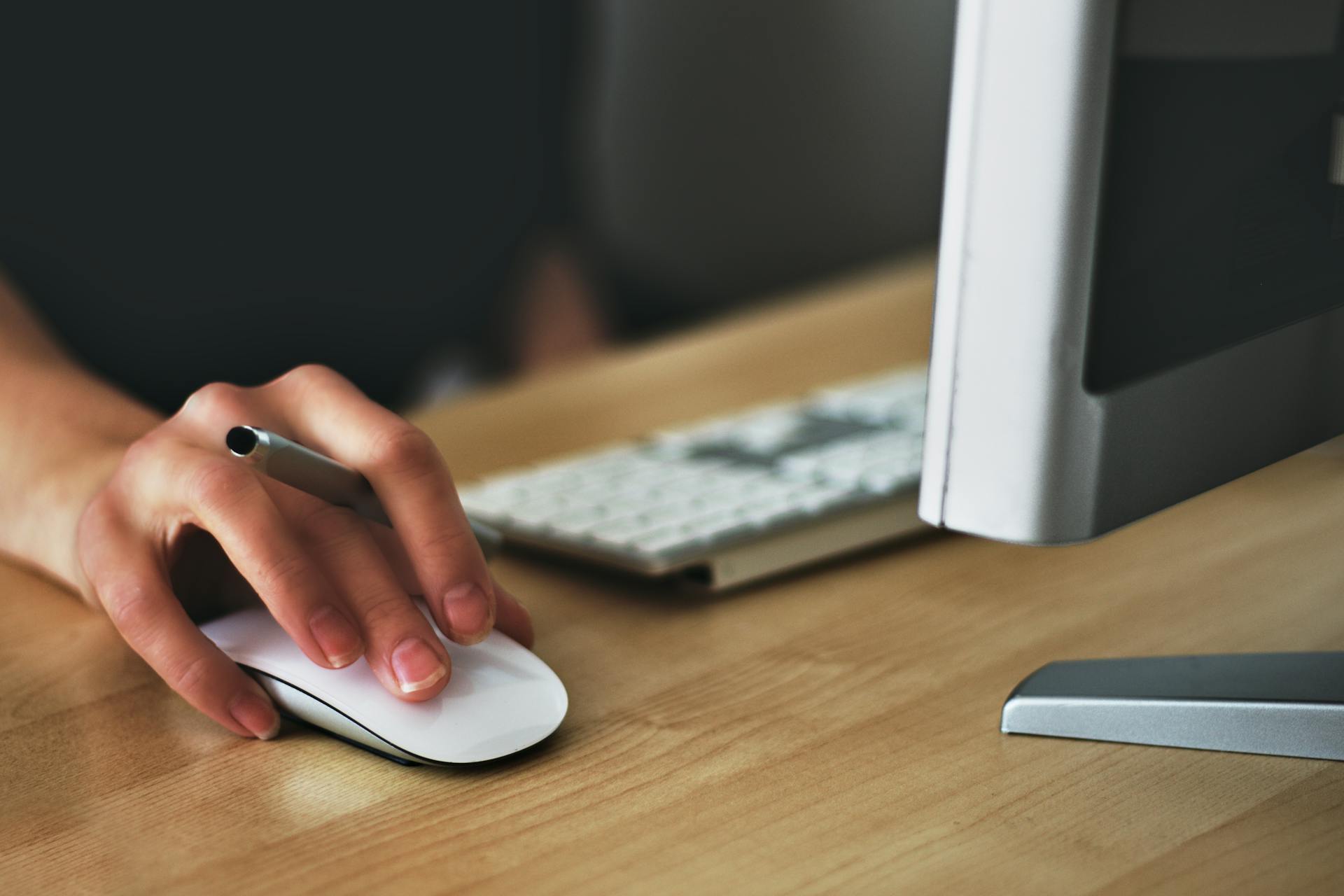 Hand-on-mouse-desktop